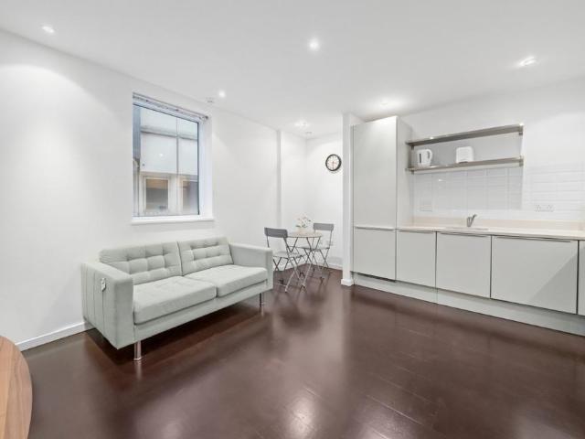 Holloway Road, Islington, London 1 bed flat to rent £2,250 pcm £519 pw