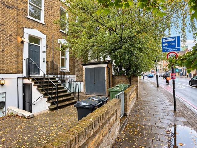 Holloway Road, London 2 bed flat to rent £2,495 pcm £576 pw