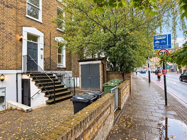Holloway Road, London N19, 2 bed flat to rent, £2,495 pcm | PrimeLocation