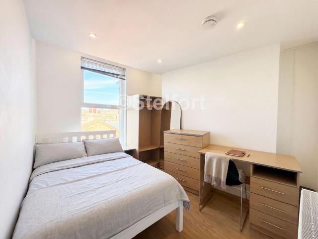 Holloway Road, London, N7 5 bed maisonette to rent £4,300 pcm £992 pw