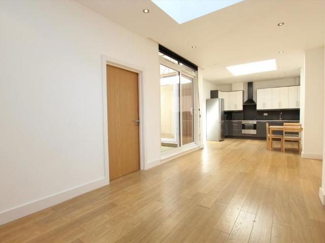 Holloway Road, London N7 1 bed flat to rent £2,400 pcm £554 pw