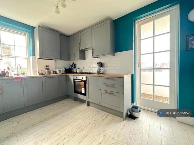 Holloway Road, London, N7 2 bed flat to rent £2,550 pcm £588 pw