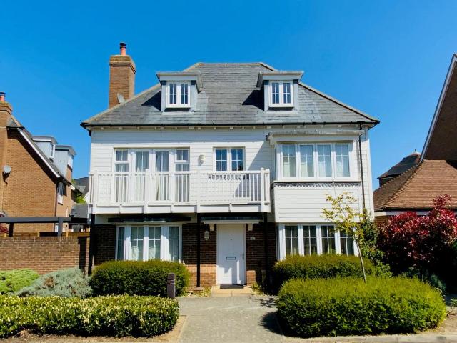 Holly Way, Kings Hill, ME19 5 bed detached house to rent £2,800 pcm £646 pw