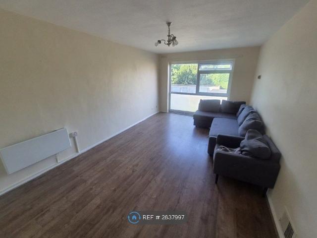 Holly Court, Sutton SM2, 2 bed flat to rent, £1,800 pcm | PrimeLocation