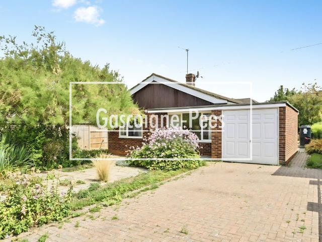 Holly Drive, Basingstoke RG24, 4 bed bungalow to rent, £2,150 pcm | PrimeLocation
