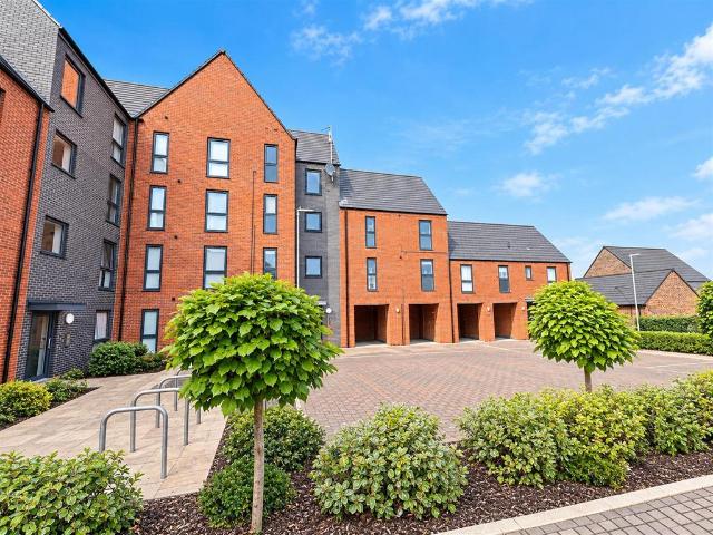 Holly Lane, Houghton Regis 1 bed flat to rent £1,100 pcm £254 pw