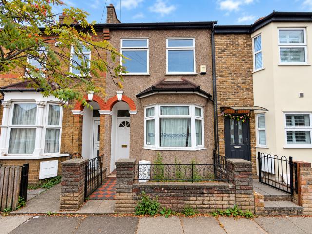 Holly Road, Enfield, EN3 3 bed terraced house to rent £2,300 pcm £531 pw