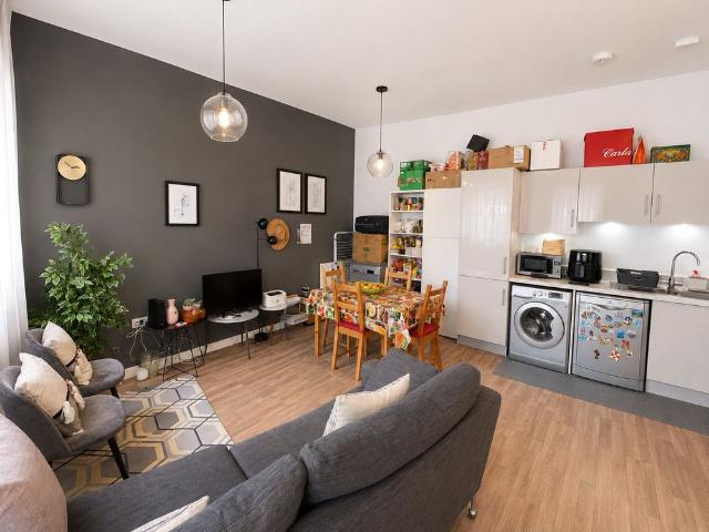 Hollymoor Lane, Epsom, Surrey, KT19 9JZ