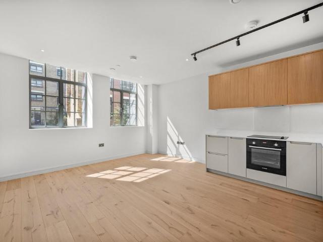 Hollybush Gardens, London, E2 1 bed apartment to rent £2,500 pcm £577 pw