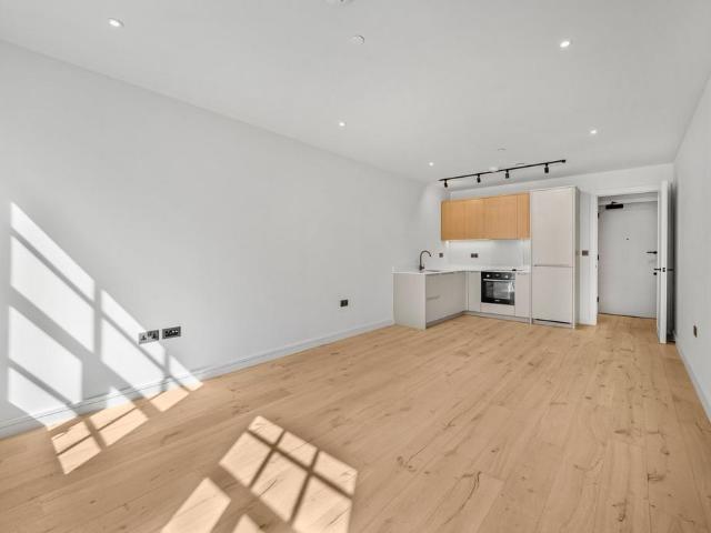 Hollybush Gardens, London, E2 2 bed apartment to rent £3,100 pcm £715 pw