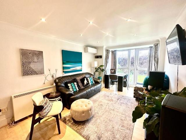 Hollybush Hill, London E11, 2 bed flat to rent, £2,100 pcm | PrimeLocation