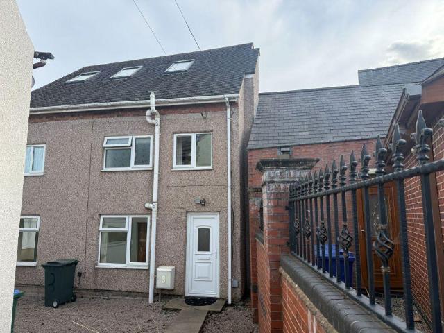 HOLLYBUSH LANE, LONGFORD, COVENTRY. 3 bed house to rent £1,000 pcm £231 pw
