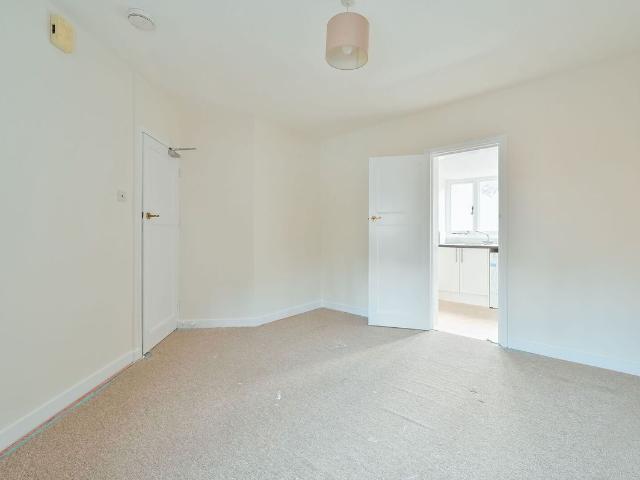 Hollybanks HP3, Hemel Hempstead, 1 bed flat to rent, £1,100 pcm | PrimeLocation