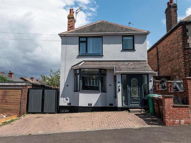Hollydale Road, Bakersfield, Nottingham 5 bed detached house to rent £2,200 pcm £508 pw