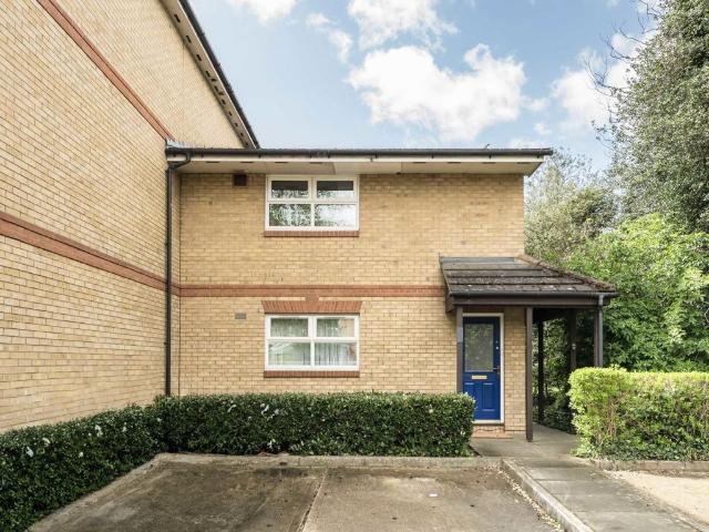 Hollygrove Close, Hounslow TW3, 2 bed flat to rent, £1,700 pcm | PrimeLocation