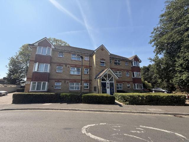 Hollygrove Close, Hounslow 2 bed flat to rent £1,850 pcm £427 pw