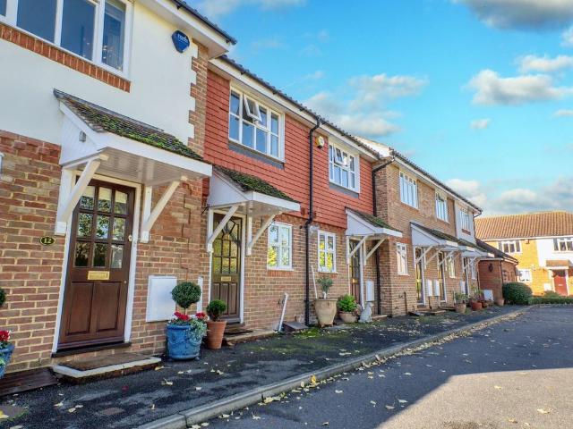 Hollyhedge Road, Cobham, KT11 2 bed terraced house to rent £1,850 pcm £427 pw