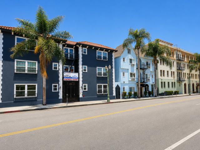Hollywood Charm Studio with Vintage Details in Prime Location