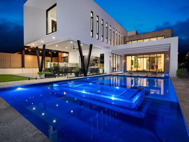 HOLLYWOOD HILLS Glamour Awaits