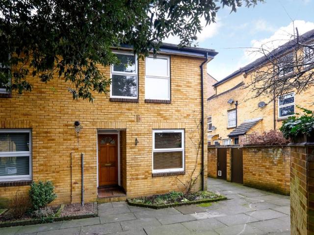 Holm Oak Close London SW15 2 bed end of terrace house to rent £2,300 pcm £531 pw