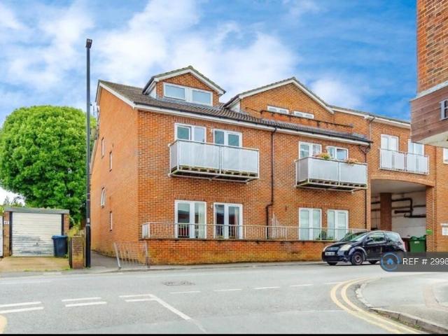 Holm Court, Caterham, CR3 1 bed flat to rent £1,375 pcm £317 pw