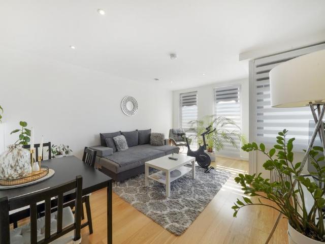 Holman Drive, Southall UB2 2 bed flat to rent £2,250 pcm £519 pw