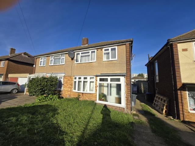 Holmbridge Gardens, Enfield, EN3 3 bed terraced house to rent £2,200 pcm £508 pw