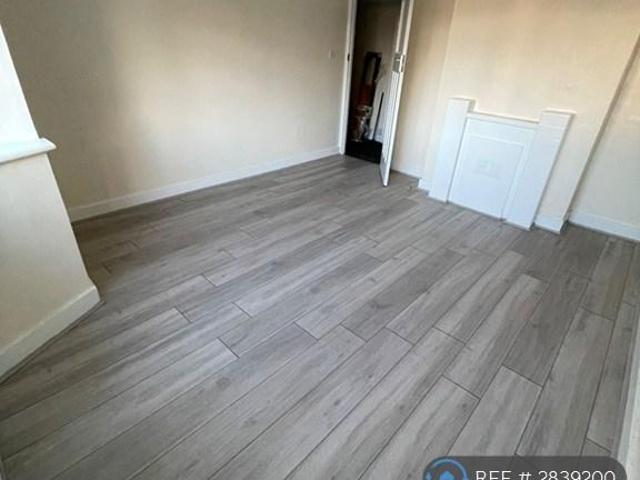 Holmbury Court, London, SW17 3 bed flat to rent £2,500 pcm £577 pw