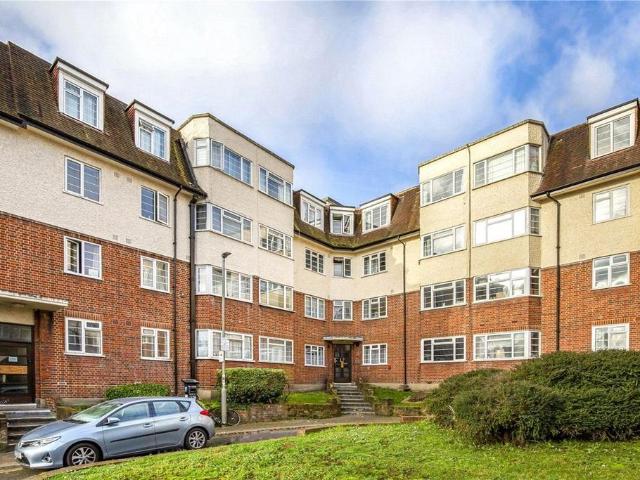 Holmbury Court, London SW17 3 bed flat to rent £2,800 pcm £646 pw