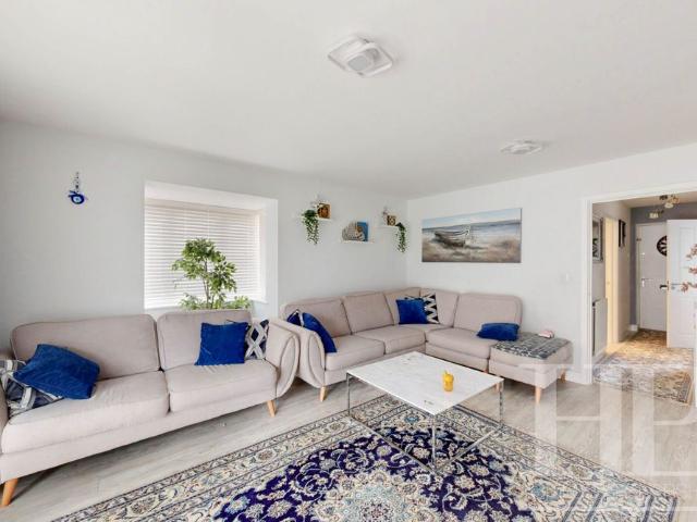 Holmbush Drive, Faygate, RH12