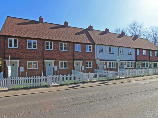 Holmesdale High Street, Etchingham, TN19 2 bed terraced house to rent £1,600 pcm £369 pw