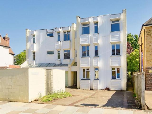 Holmesdale Road, Teddington TW11 2 bed flat to rent £1,900 pcm £438 pw
