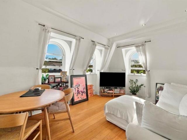 Holmesdale Road, TW11, London