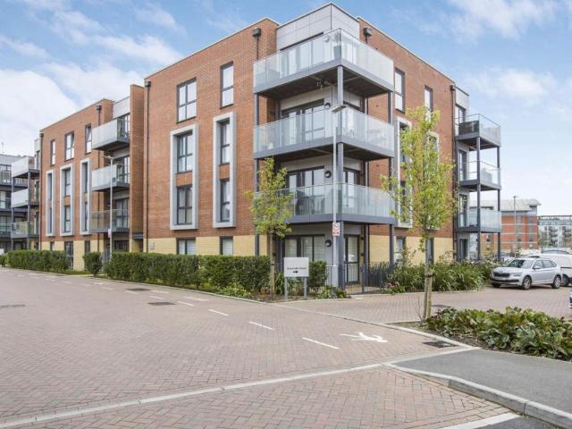 Holmesley Road, Borehamwood WD6, 2 bed flat to rent, £1,950 pcm | PrimeLocation