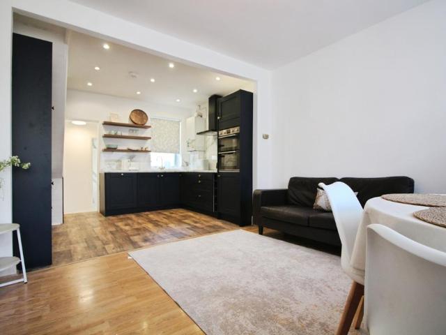 Holness Road, Stratford, E15 4EN 2 bed end of terrace house to rent £2,295 pcm £530 pw