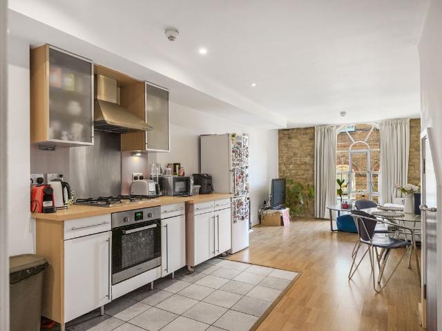 Hopton Road, London SE18, 2 bed flat to rent, £2,100 pcm | PrimeLocation