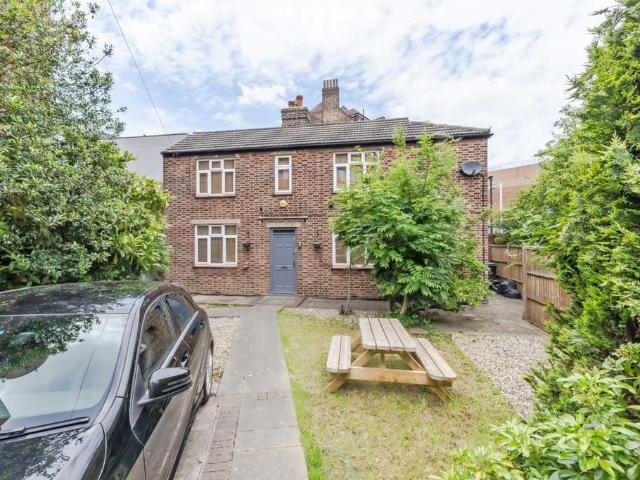 Hopton Road, London SW16 3 bed detached house to rent £2,700 pcm £623 pw