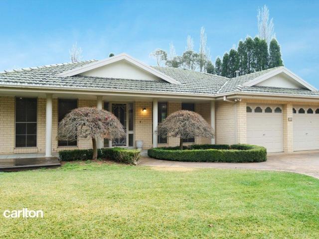 HOPEWOOD SPACIOUS FAMILY HOME ON ONE ACRE