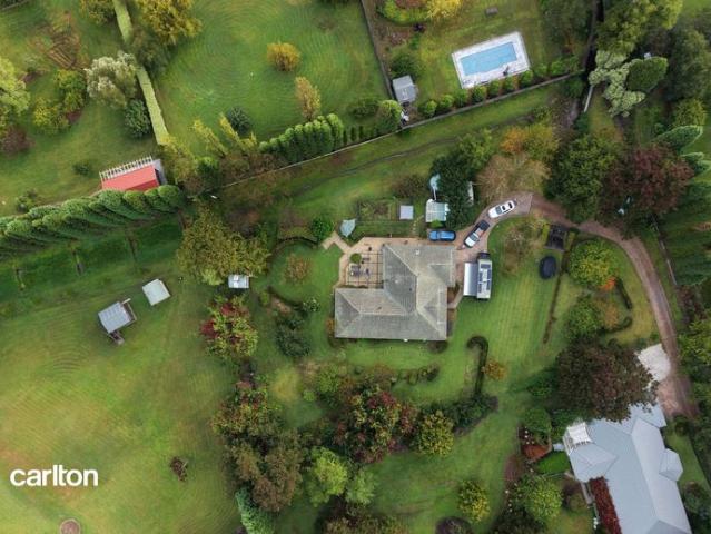 HOPEWOOD SPACIOUS FAMILY HOME ON ONE ACRE