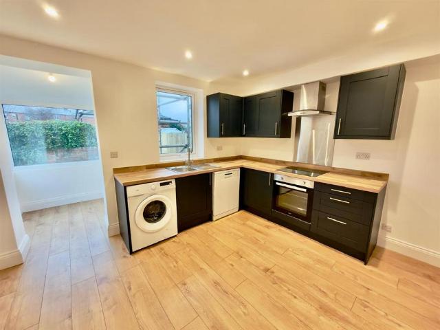 Horbury Road, Ossett WF5 3 bed semi detached house to rent £1,400 pcm £323 pw