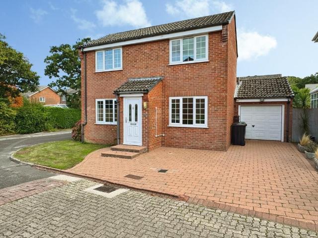 Hordle 4 bed detached house to rent £2,200 pcm £508 pw