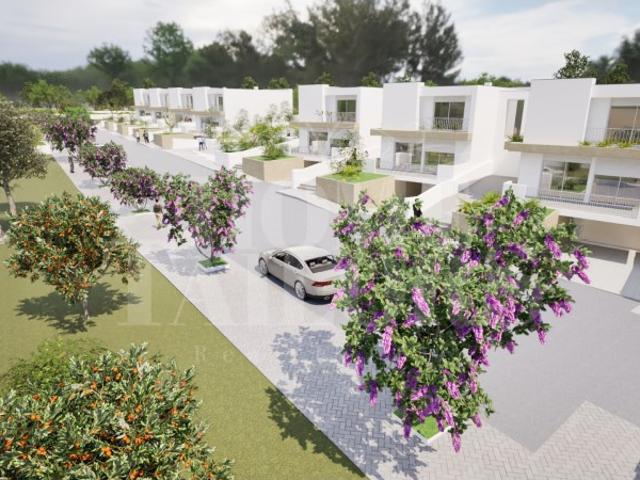 Horizonte Verde Condomínio privado, composto por 7 Moradias T3+1, com piscina e parque infantil