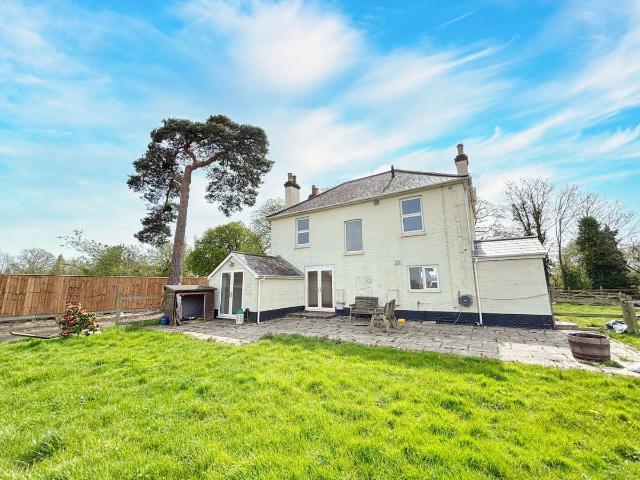 Horley, Surrey RH6, 4 bed detached house to rent, £2,700 pcm | PrimeLocation