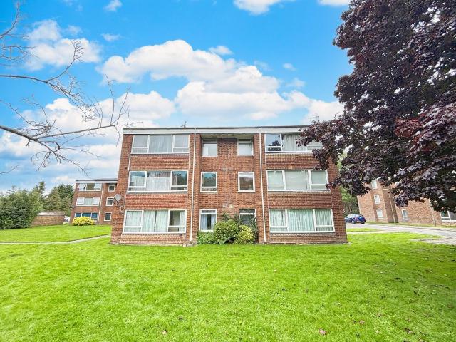 Horley, Surrey RH6, 1 bed flat to rent, £1,150 pcm | PrimeLocation