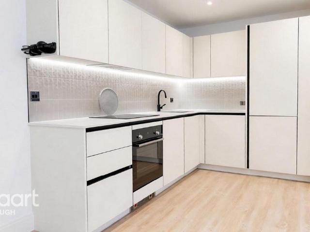 Horlicks Quarter, Slough 2 bed flat to rent £1,900 pcm £438 pw
