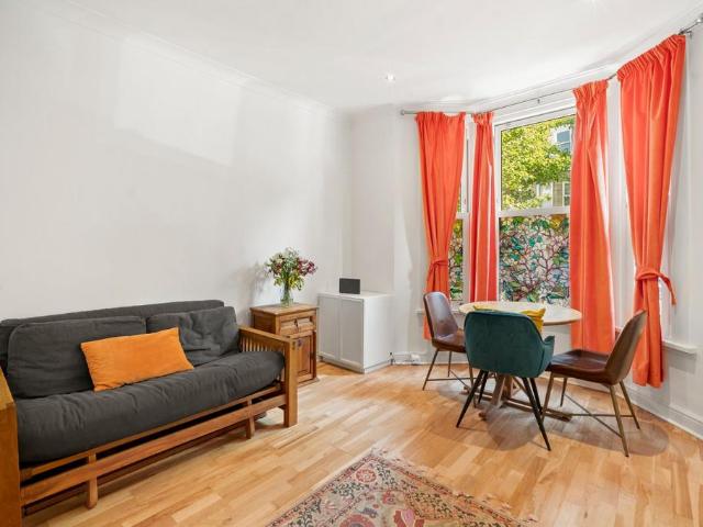 Hormead Road, Maida Vale, London, W9 2 bed flat to rent £3,500 pcm £808 pw