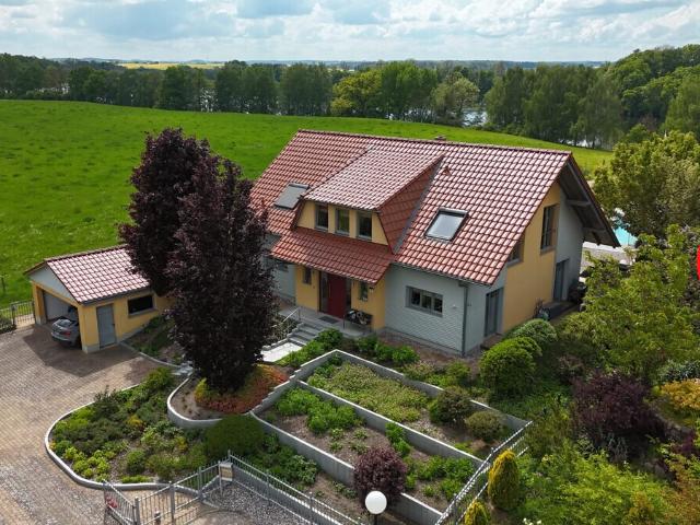 HORN IMMOBILIEN+ Penzlin, großes Einfamilienhaus mit Garage, Außenpool und vielen Extras