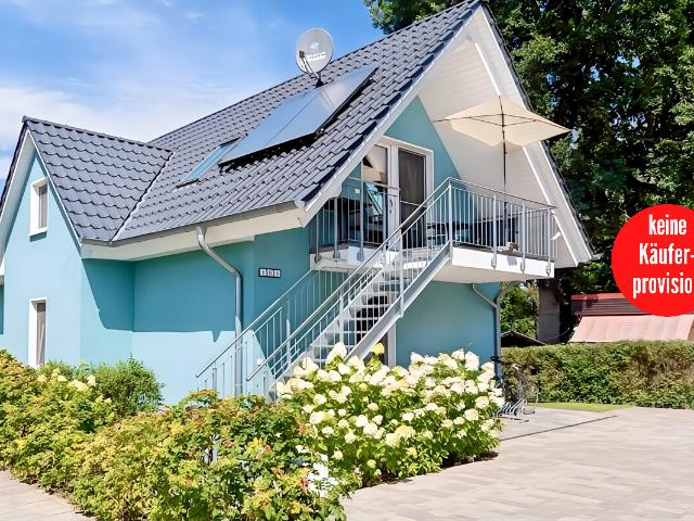 HORN IMMOBILIEN + tolles Ferienhaus in Röbel an der Müritz mit zwei Ferienwohnungen