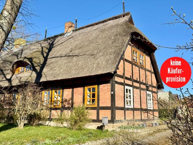 HORN IMMOBILIEN + tolles Reetdach Fachwerkhaus in Alt Rehse bei Neubrandenburg, Denkmalschutz