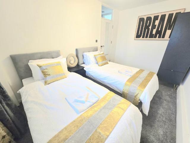 Hornchurch Cozy 2 Bed Flat with Street Parking